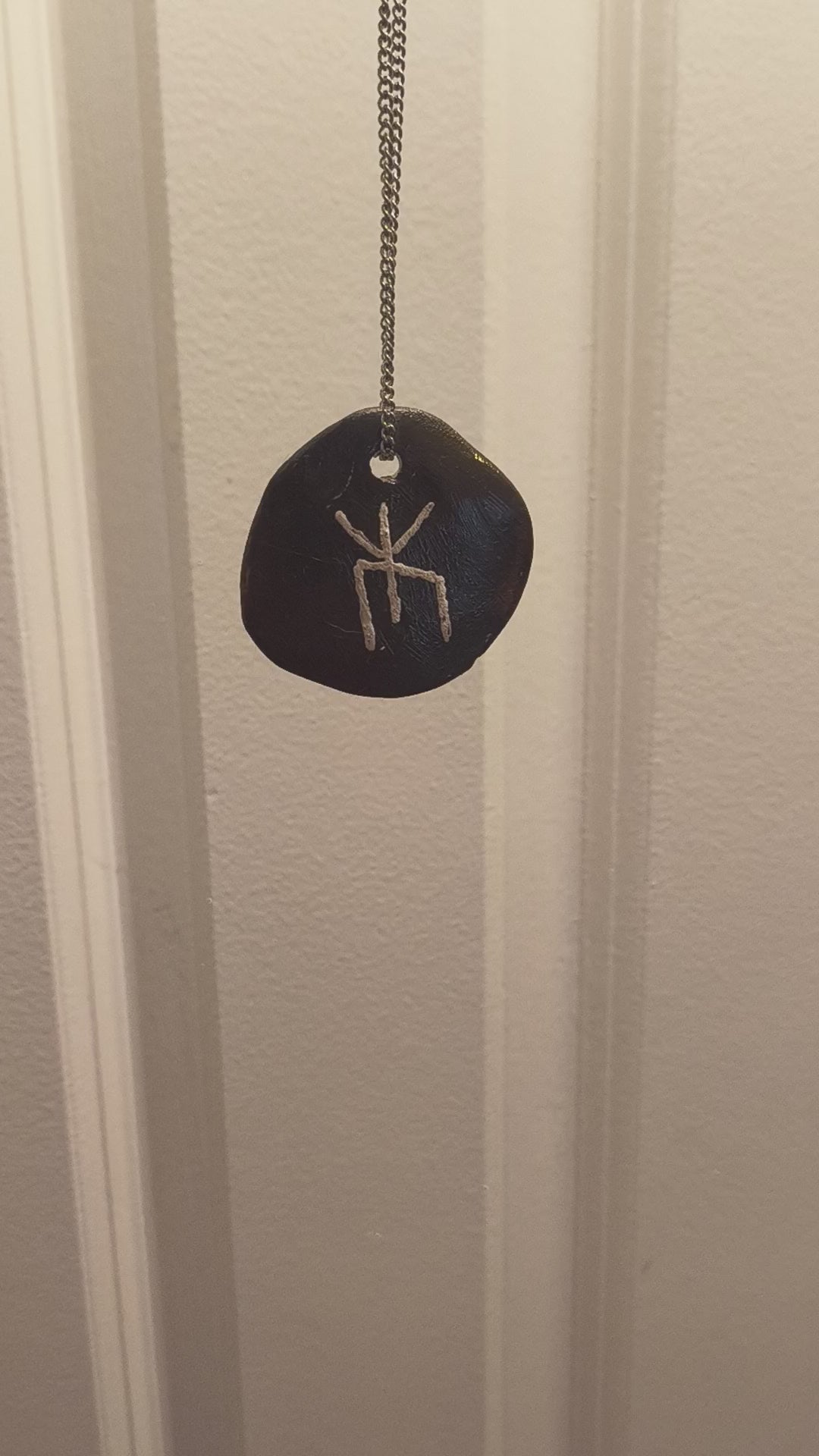 Pendentif à runes liées du Futhark ancien : Force et Protection